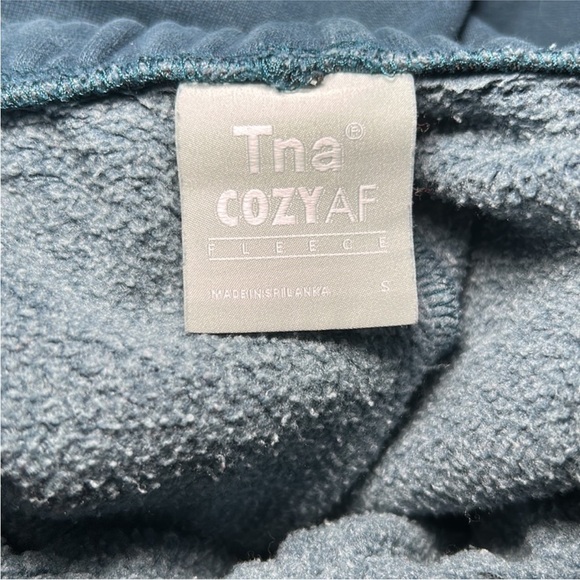 *SOLD* TNA cozy af sweatsuit set - Picture 4 of 11